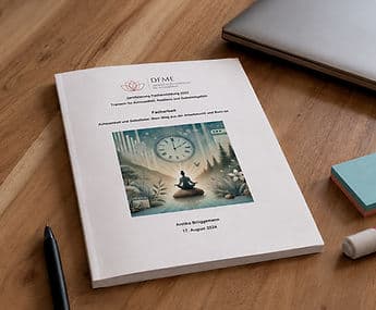 Titelseite der gedruckten Facharbeit „Achtsamkeit und Selbstliebe. Mein Weg aus der Anpassung und Burn-out“ von Annika Brüggemann, DFME Zertifizierung Fachausbildung 2024