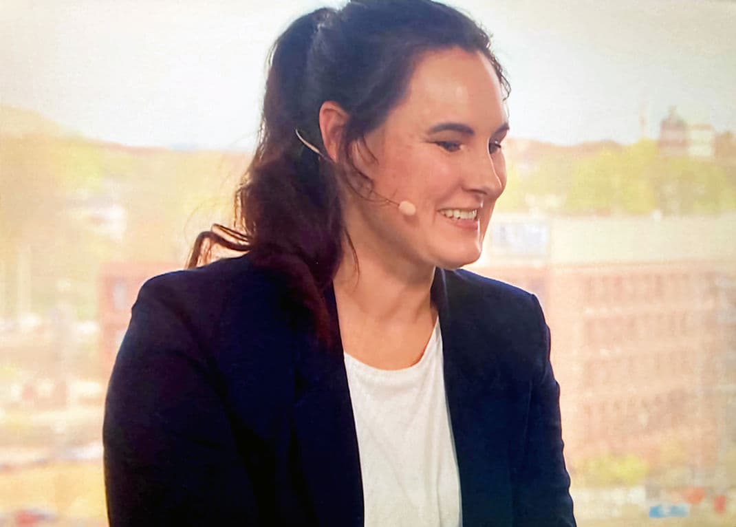 Annika Brüggemann mit Headset-Mikrofon während eines Vortrags