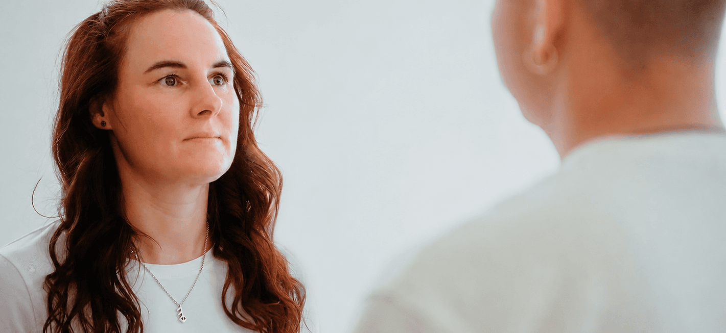 Annika Brüggemann sitzt einer Person im Coaching gegenüber und hört zu