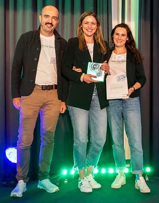 Annika Brüggemann mit zwei weiteren Preisträgern bei der Verleihung des INNOWARD 2023